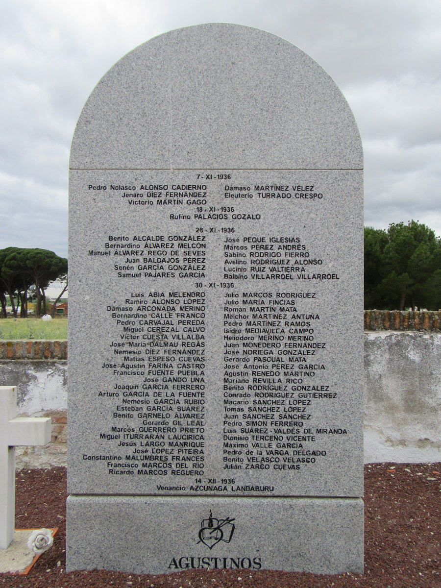 Grabstein für weitere Ordensmänner der Augustiner auf dem Märtyrerfriedhof Paracuellos del Jamara