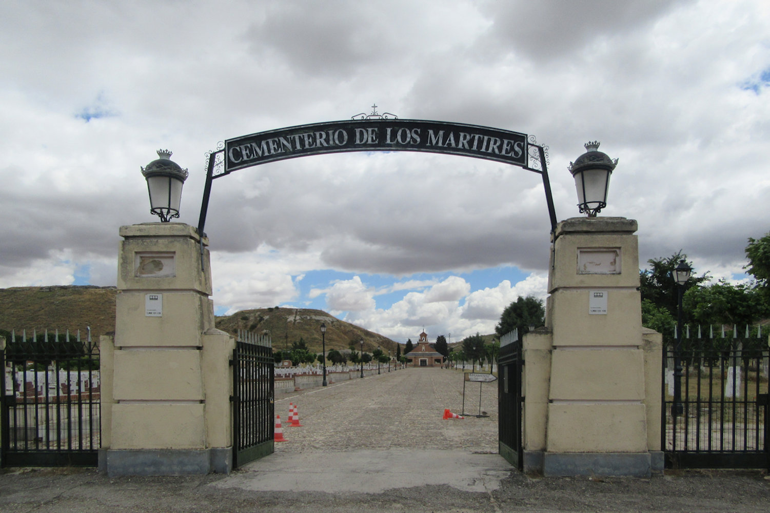 Eingang zum Märtyrerfriedhof Paracuellos del Jamara