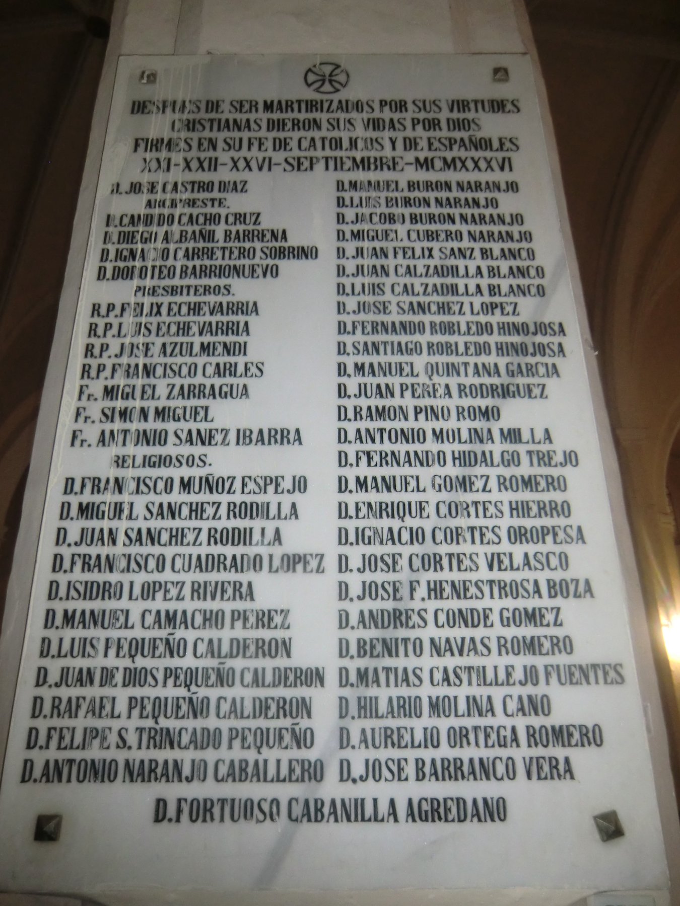 Tafel zum Gedenken der Märtyrer an der Pfarrkirche Nuestra Señora del Castillo in Fuente Obejuna bei Azuaga