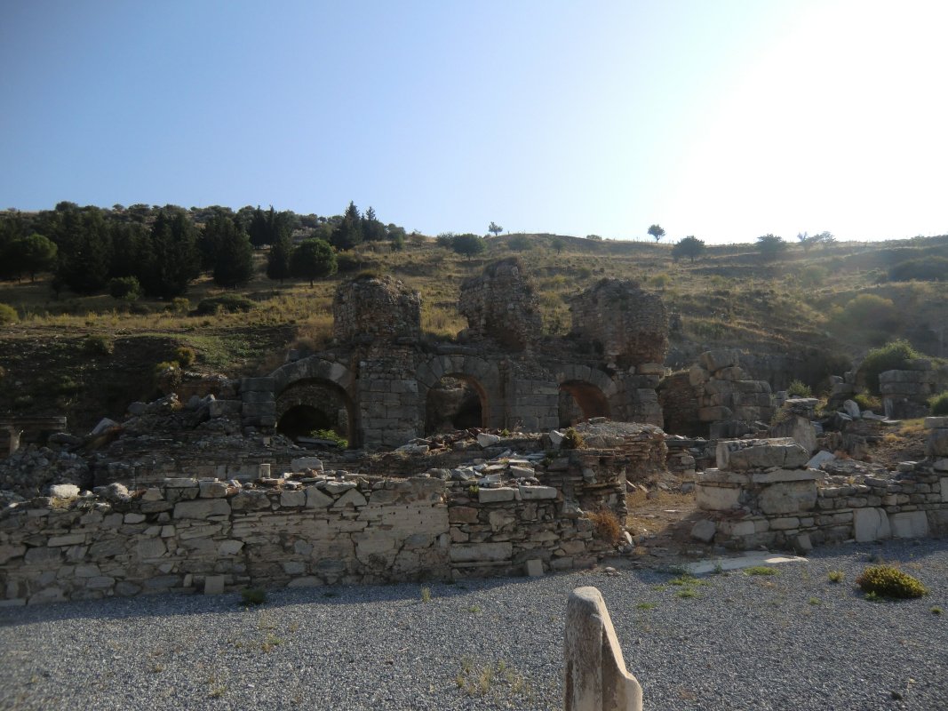 Reste der Thermen „am Staatsmarkt” in Ephesus
