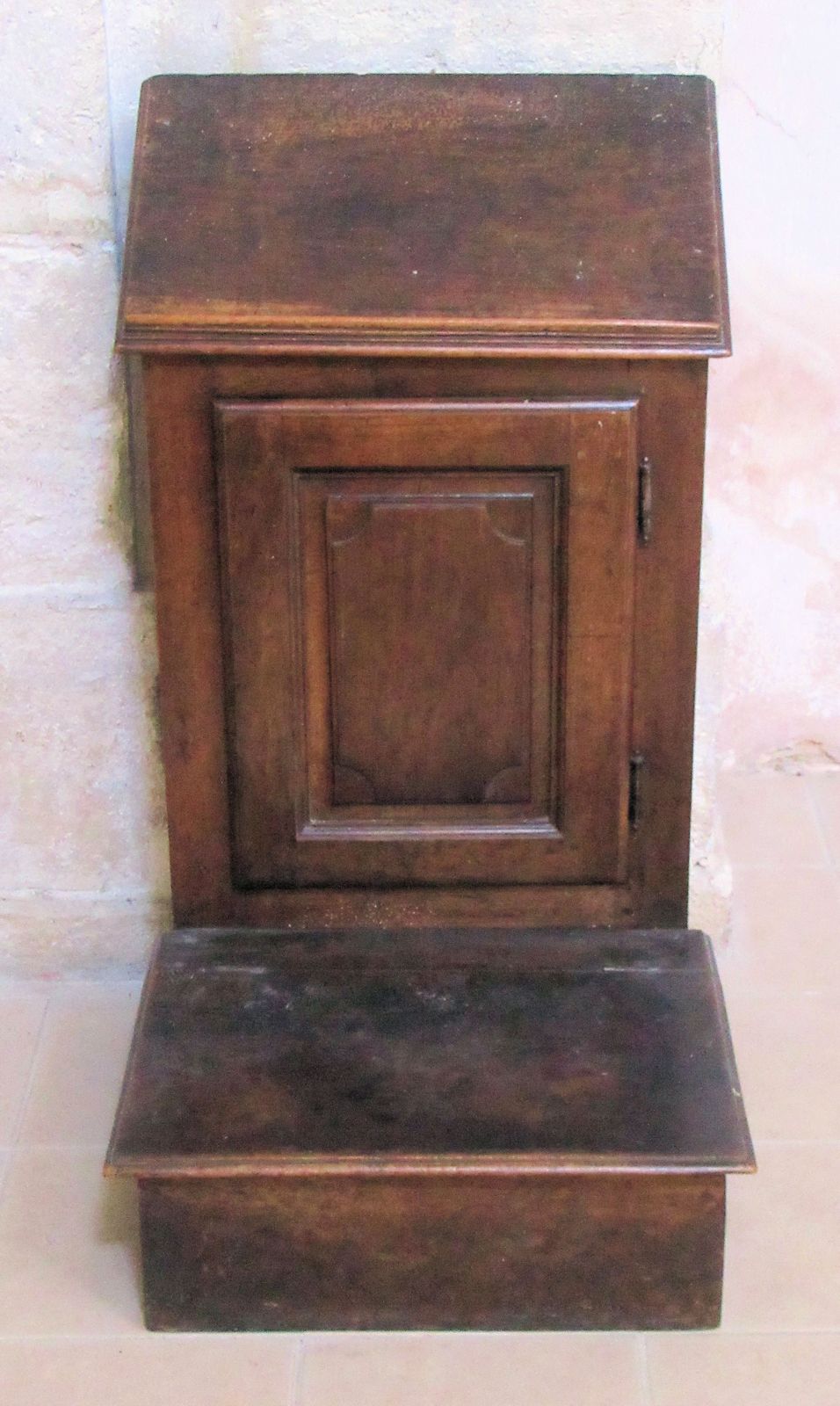 Gebetsstuhl von Maria von Jesus vom Empfang des heiligsten Sakraments Charansol aus dem Kloster in Bollène, heute in der Kirche in Richerenches ausgestellt