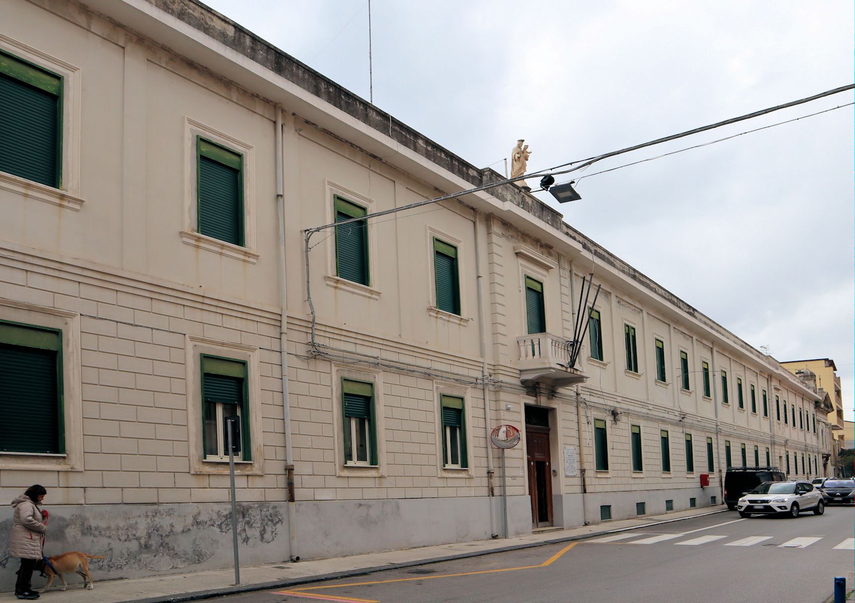 Institut Maria Ausiliatrice in Alì Terme, ganz rechts die Kirche