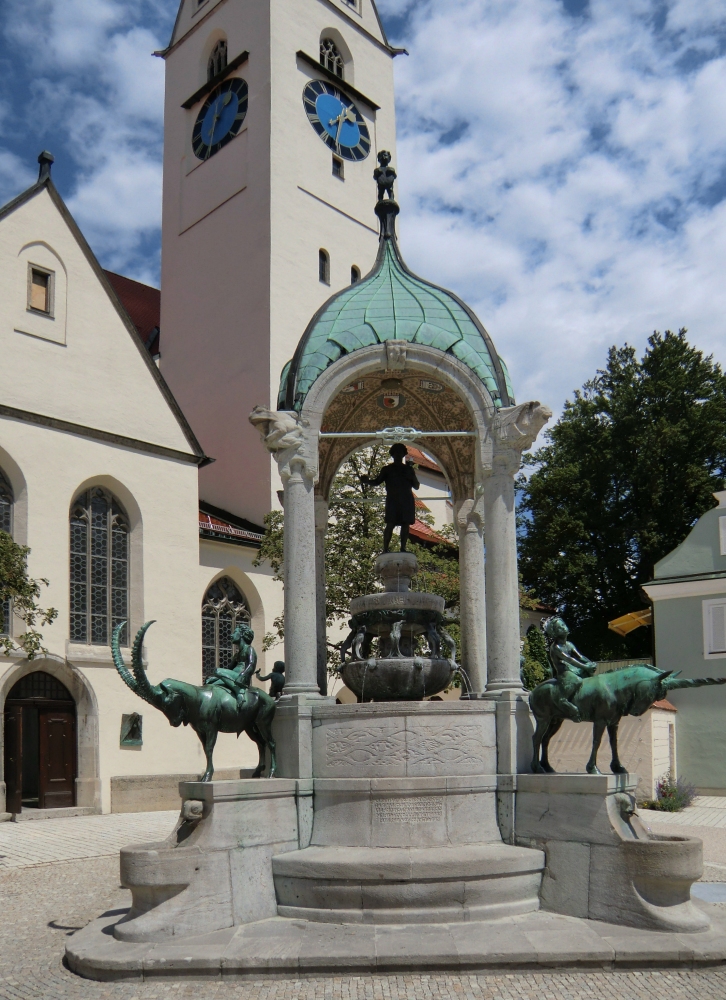 St.-Mang-Brunnen auf dem St.-Mang-Platz vor der Kirche St. Mang in Kempten im Allgäu