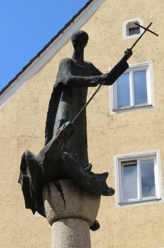 Alois Vogler: St. Mang bekämpft den Drachen, Statue auf dem Stadtbrunnen, 1968, beim ehemaligen Kloster St. Mang in Füssen
