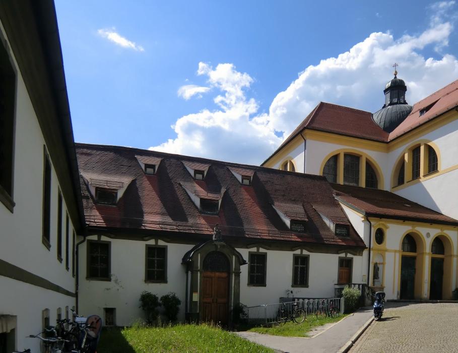 heutige Anna-Kapelle, die um 850 erbaute erste Kirche des ehemaligen Klosters St. Mang in Füssen, rechts die neue Basilika