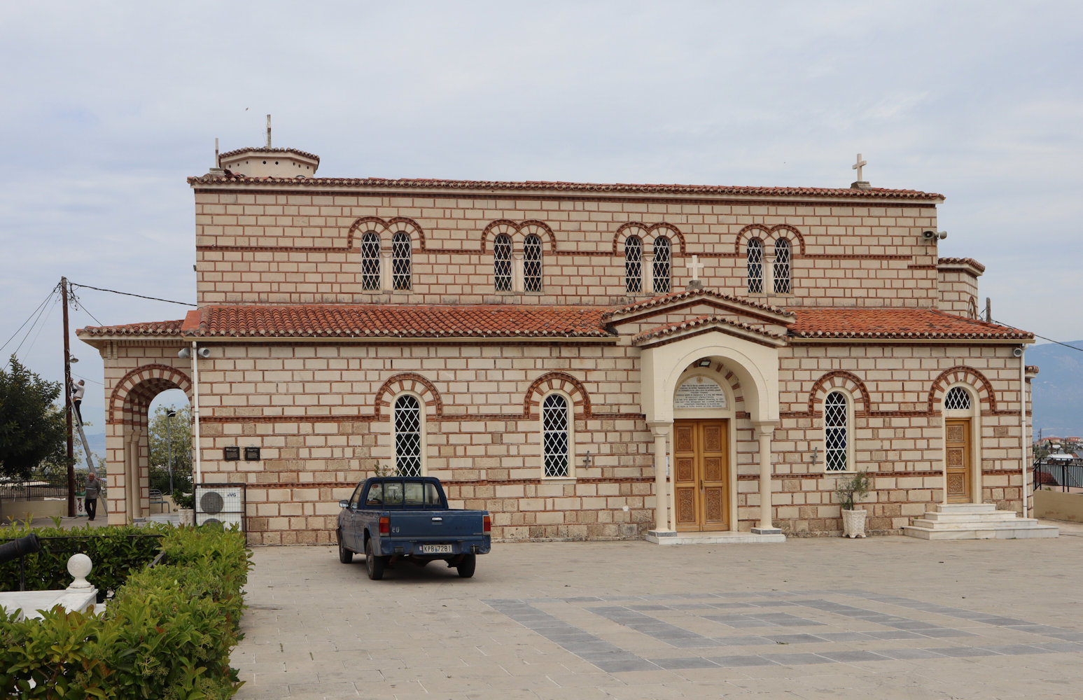 Die Pfarrkirche des heute Alt-Korinth genannten Ortes, der gößtenteils nach dem Erdbeben 1858 in die am Meer neu gegründete Stadt verlegt wurde, wo sich seitdem auch die Metropolitankirche befindet