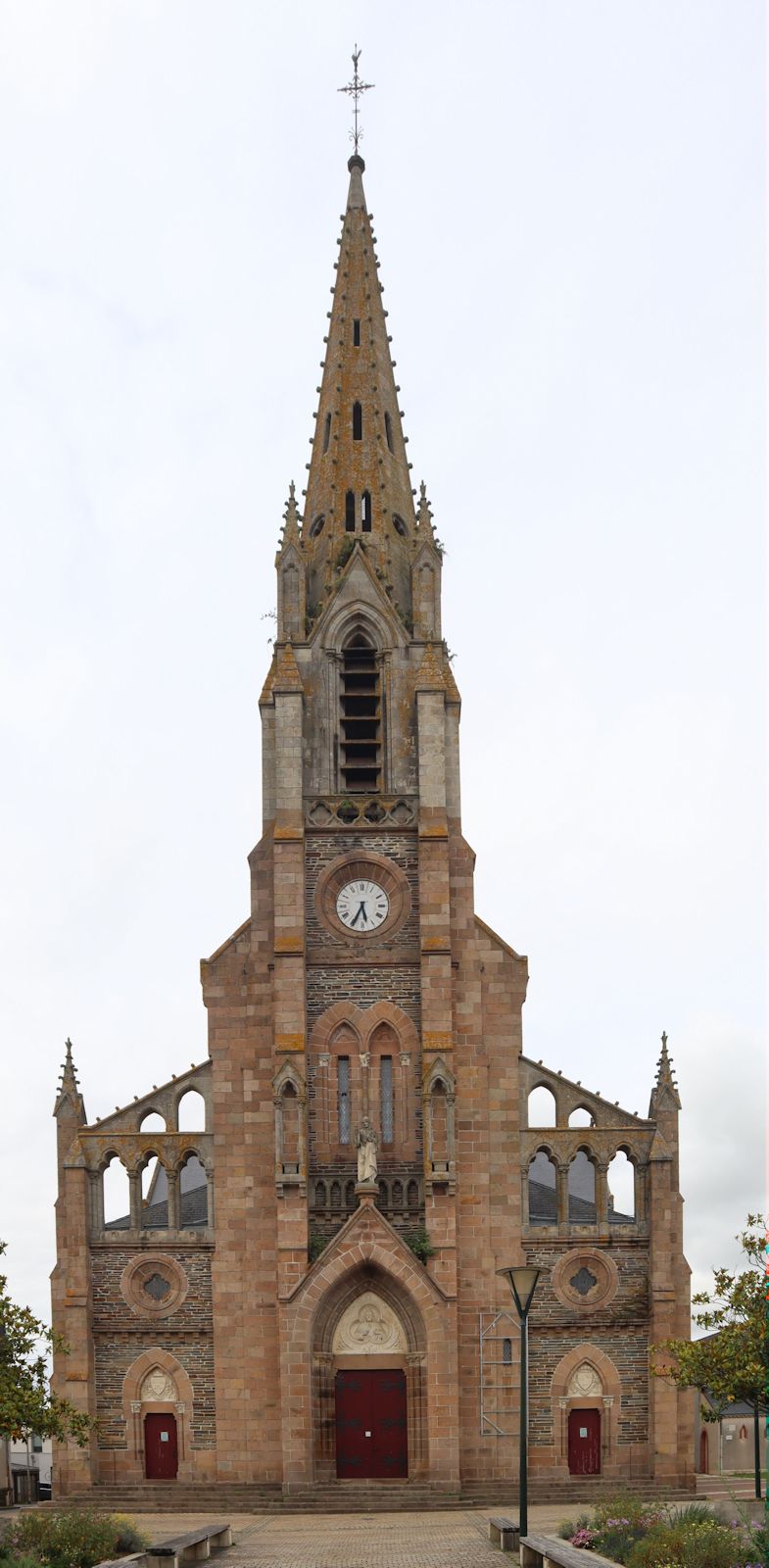 Pfarrkirche< in Saint-Macaire-en-Mauges