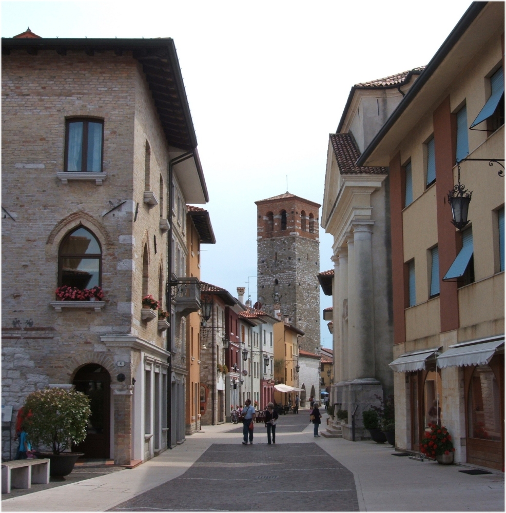 Stadtbild von Marano mit der nun barocken Martinskirche (rechts) und dem 'Torre Milenaria', der Überlieferung nach von Patriarch Poppo von Aquileia 1031 erbaut, möglicherweise Glockenturm einer früheren Marienkirche