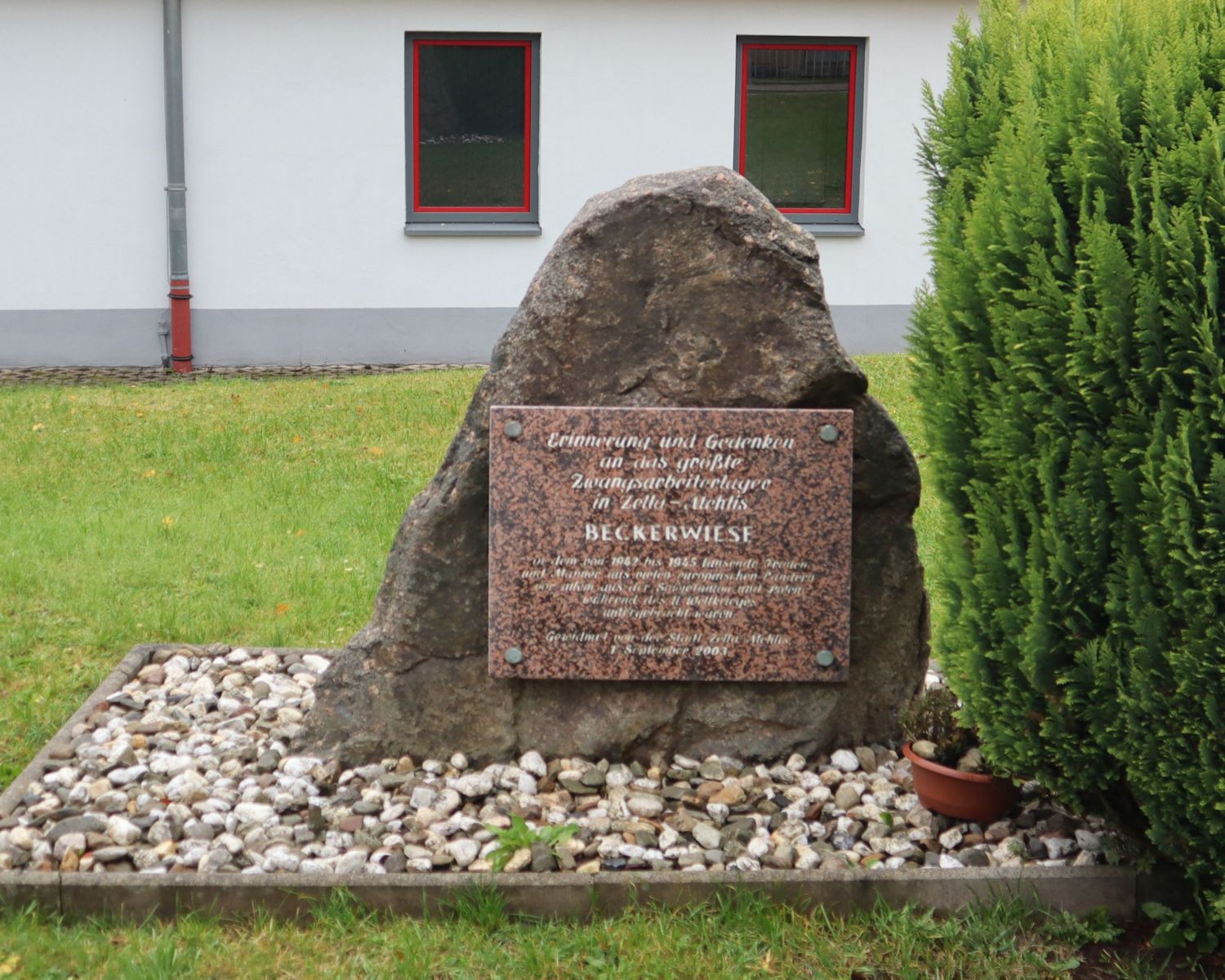 Gedenktafel an der Stelle des ehemaligen Arbeitslagers in Zella-Mehlis