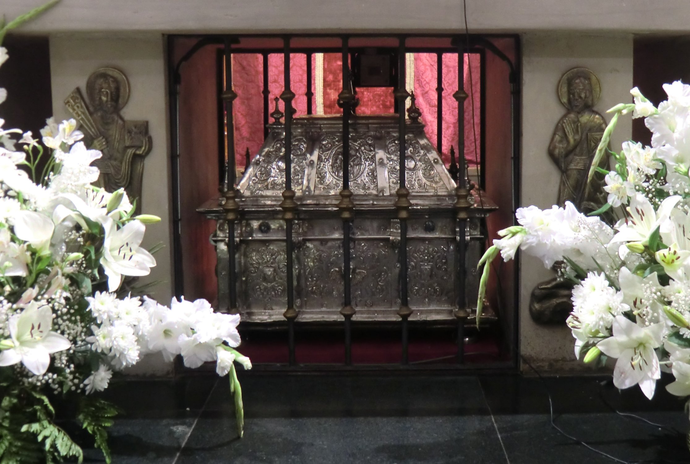 Reliquiar im Altar der Kirche San Marcello in León