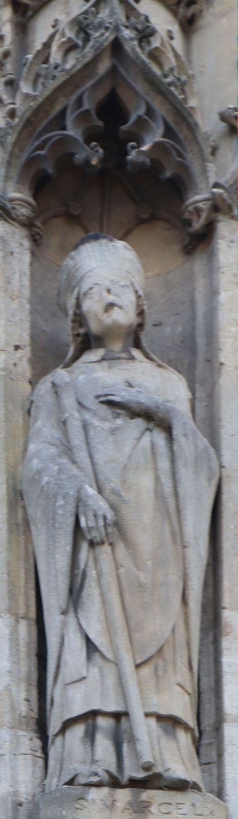 Statue an der Kirche Saint-Germain-l'Auxerrois in Paris