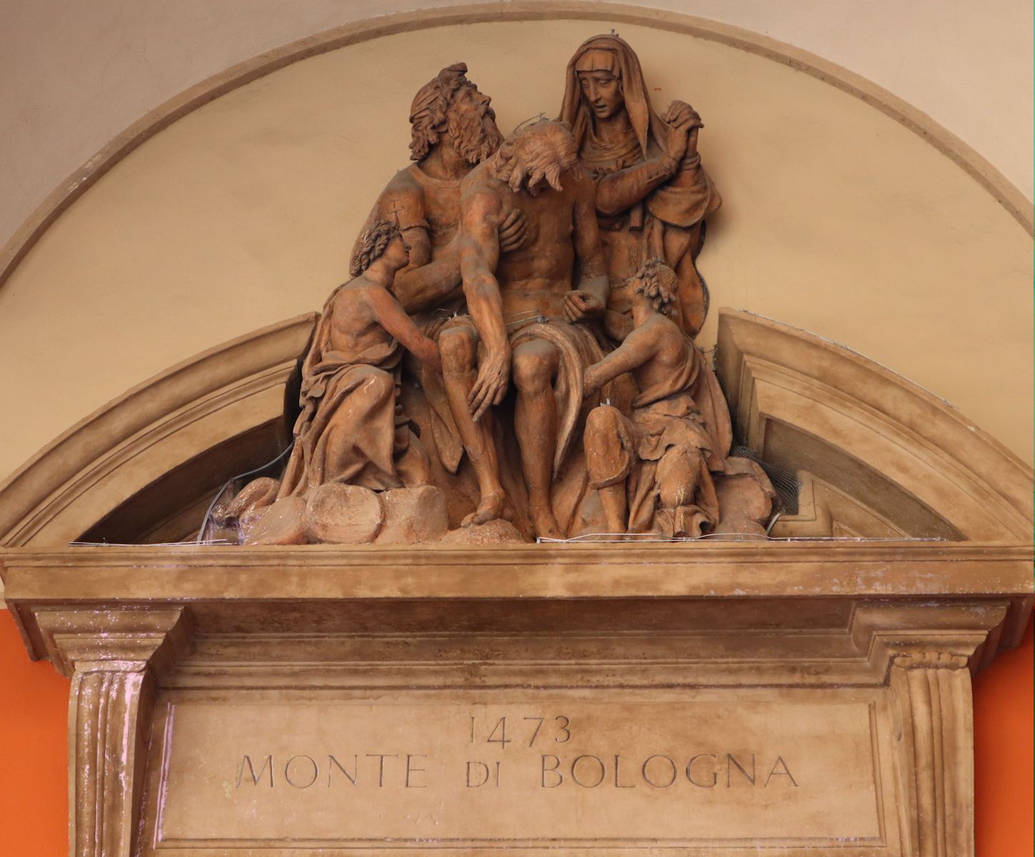 Relief über dem Eingang zur ehemaligen Monte di Pietà - heute ein Ladengeschäft - in Bologna