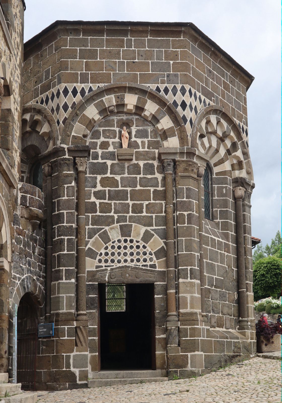 Kapelle Saint-Clair d'Aiguilhe in Le Puy-en-Velay, erbaut im 12. Jahrhundert für Pilgerinnen