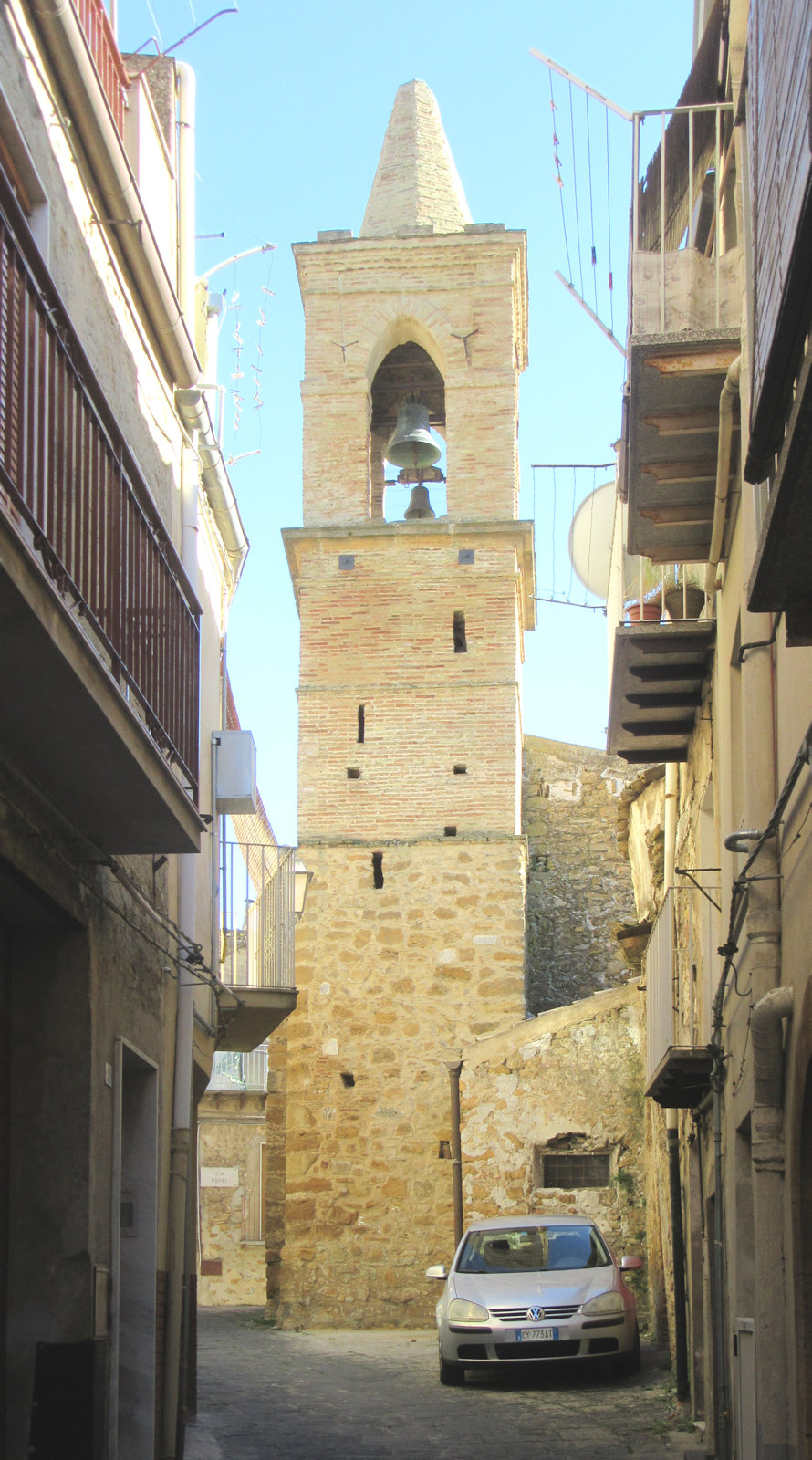 eng in die Gassen engeklemmt: die Kirche Maria Santissima della Catena in Piazza Armerina