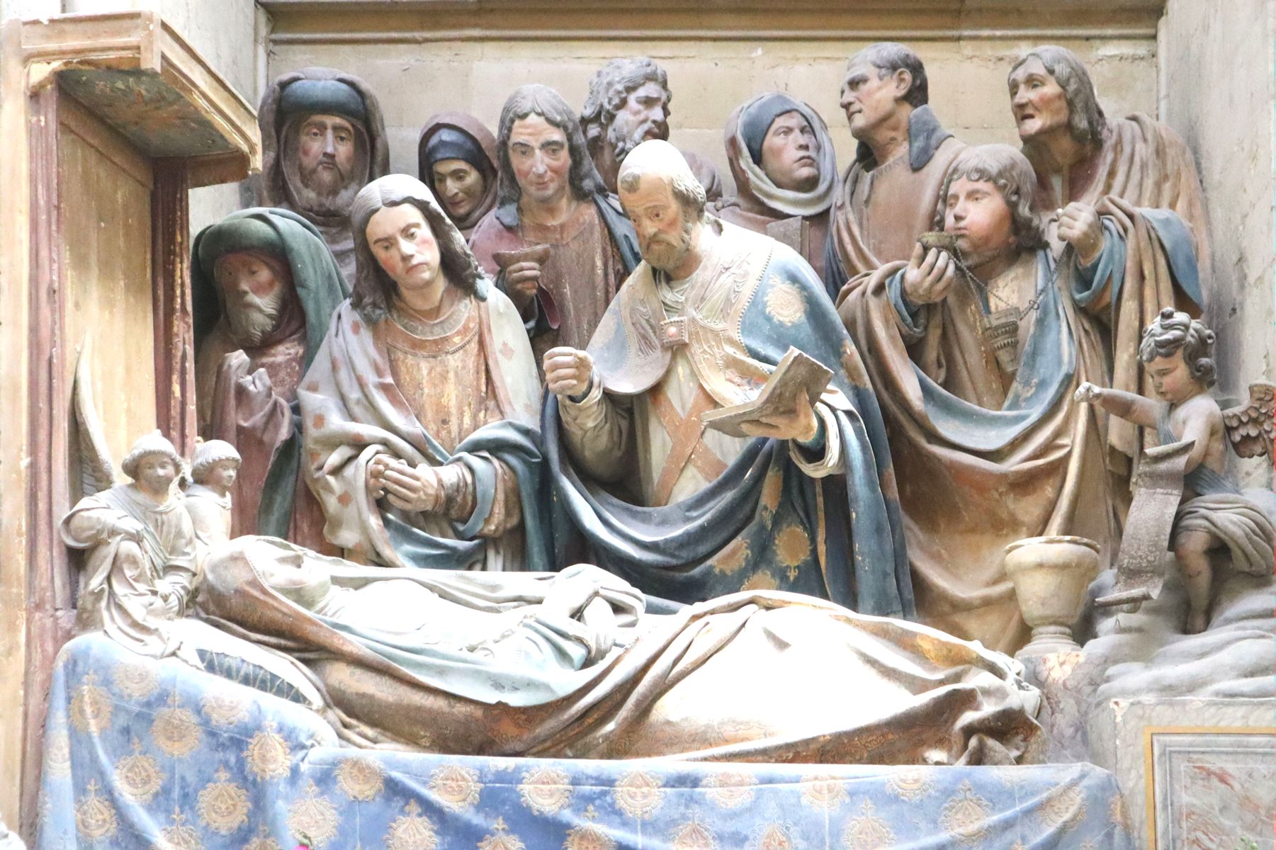 Marias Entschlafung mit Petrus(Mitte) der das Todesgebet spricht, rechts von ihm Johannes, links von ihm Andreas, Gipskulptur, 12. Jahrhundert, in der Kirche de la Trinité des ehemaligen Klosters in Fécamp