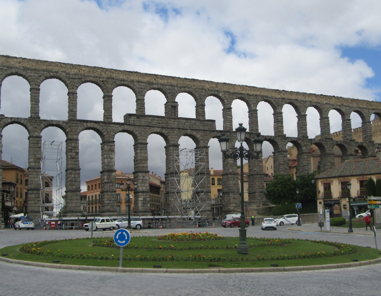 Aquädukt</a> in Segovia; in der Nische an dessen höchstem Bogen steht die Statue Unsere Liebe Frau von Fuencisla