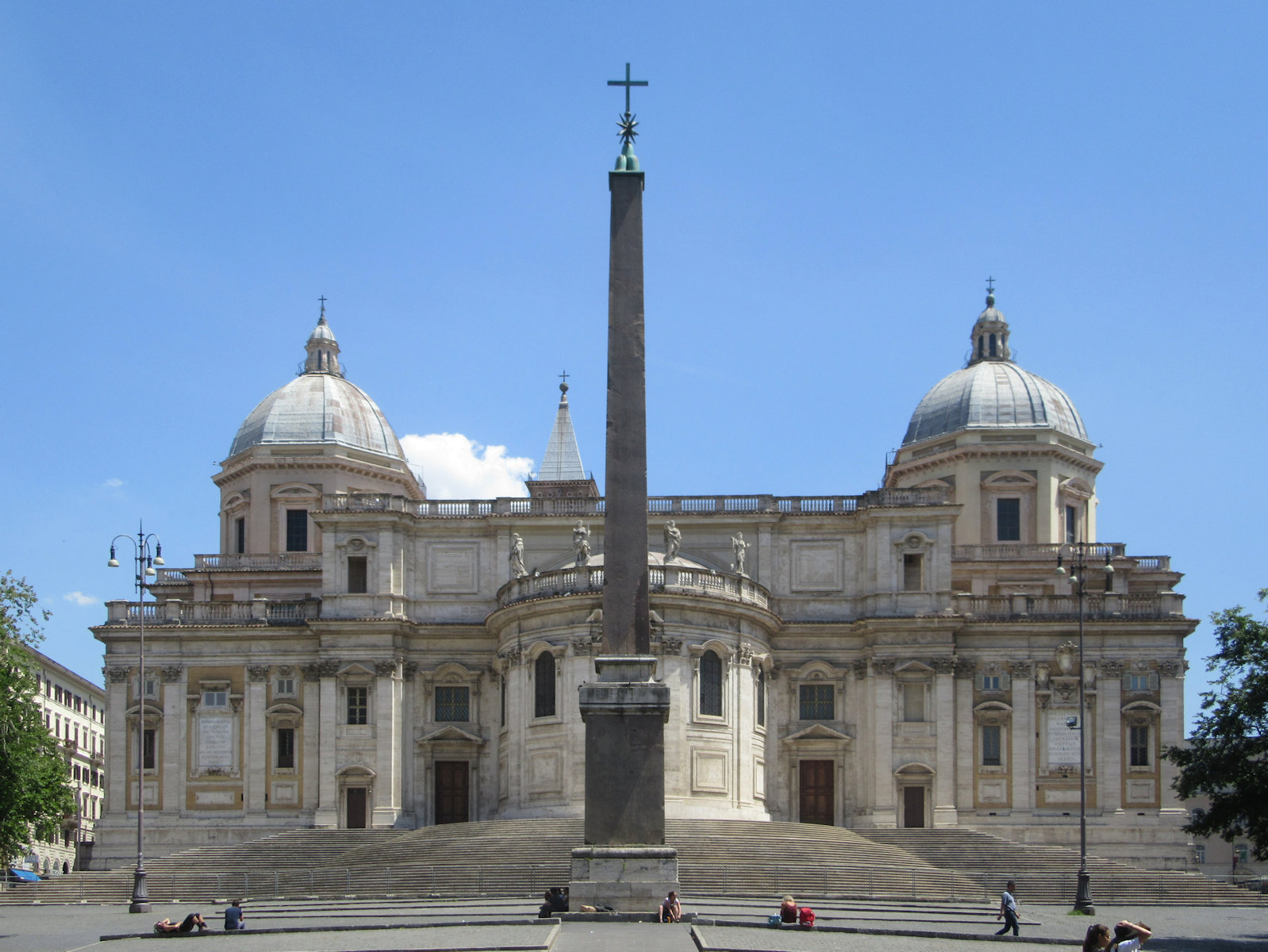 Südwestfassade der Basilika Santa Maria Maggiore in Rom mit Obelisk aus dem Mausoleum von Kaiser Augustus, ursprünglich stand er in Ägypten