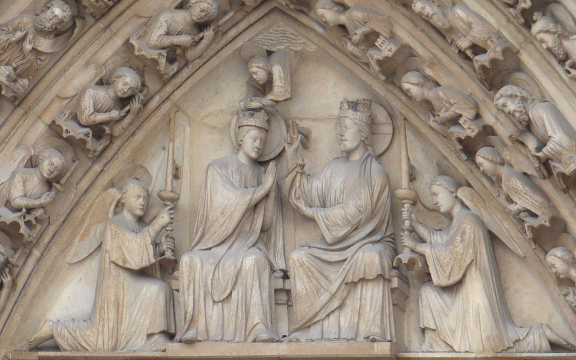 Tympanon: Maria wird gekrönt, daneben der segnende Christus, um 1210, am Jungfrauen-Portal an der Kathedrale Notre-Dame in Paris