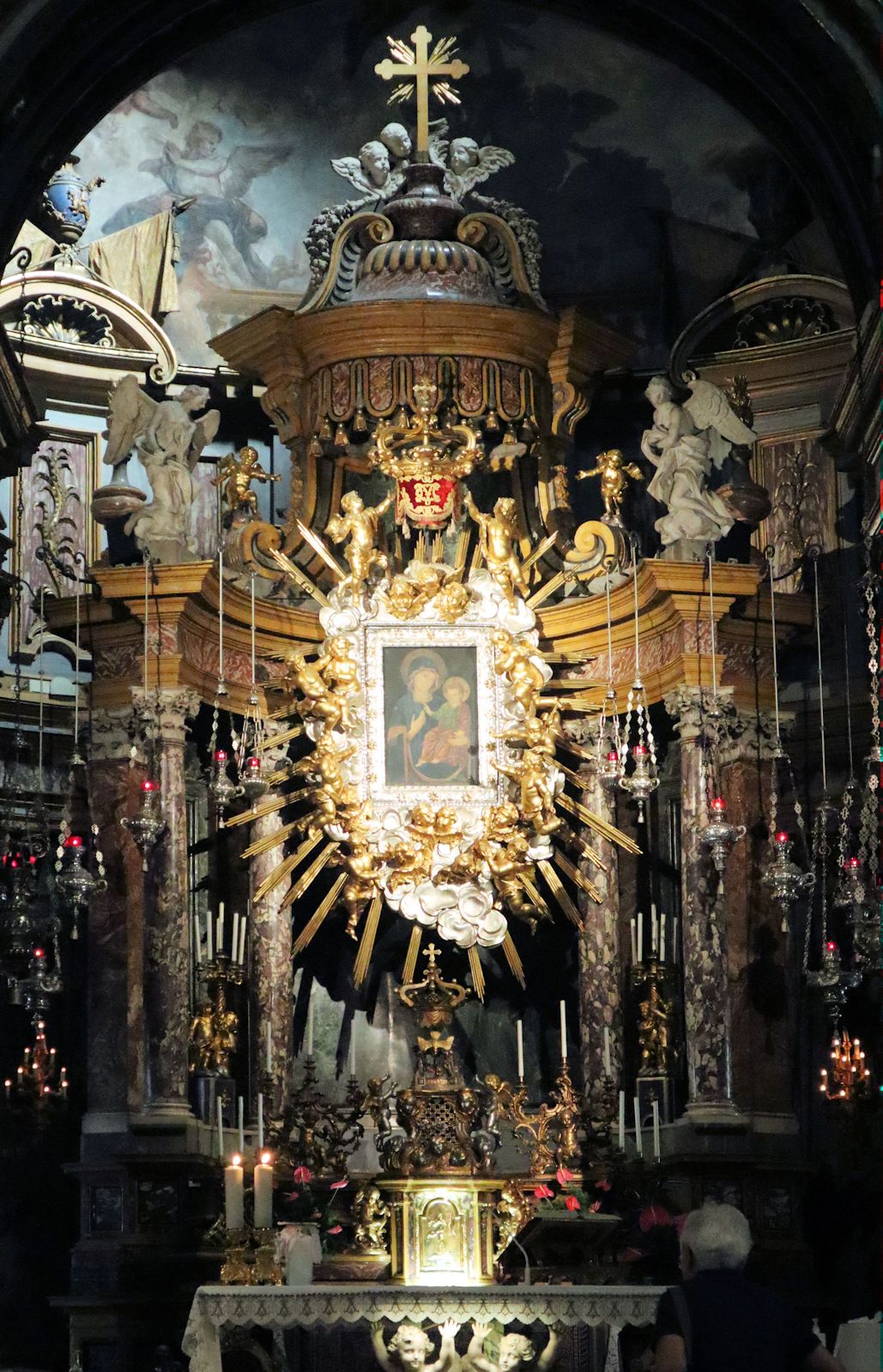 Hochaltar mit der Ikone der Caonulata im Sanktuarium Santa Maria della Consolazione in Turin