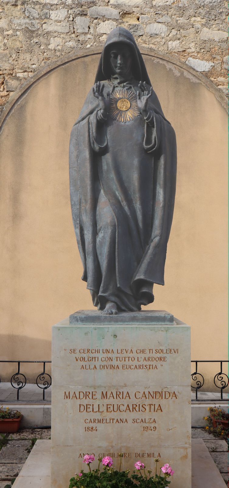 Denkmal vor dem Kloster Santa Teresa di Gesù in Ragusa