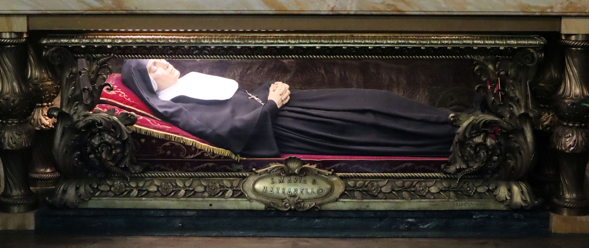 Maria Dominikas unverwester Leichnam in der Basilika Santa Maria Ausiliatrice in Turin