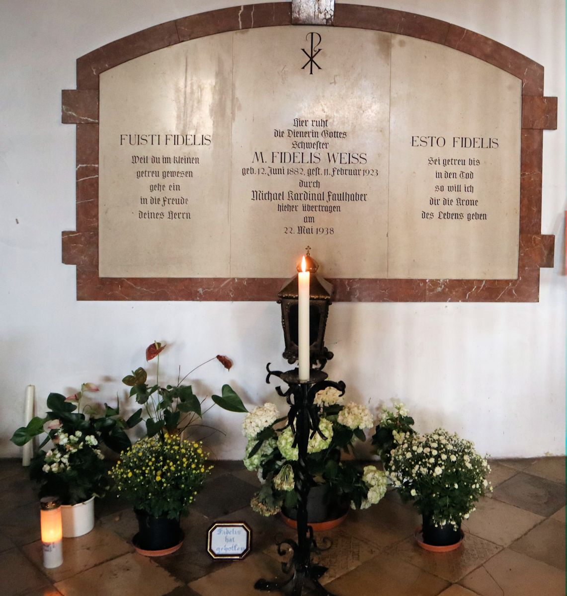Maria Fidelis Weiß' Grab in der Kirche des Klosters der Franziskanerinnen in Reutberg