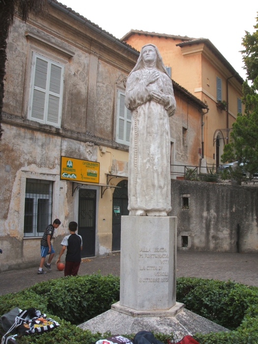 Statue neben dem Dom im Veroli