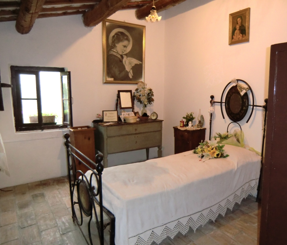 Das Zimmer, in dem Maria geboren wurde, im Geburtshaus in Corinaldo