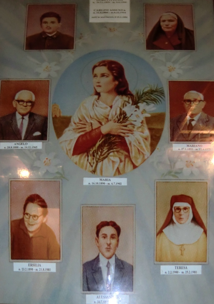 Marias Familie: Vater Luigi und Mutter Carlini Assunta, die Brüder Angelo und Mariano, Schwester Ersilia, Bruder Alessandro, Schwester Teresa (von oben links, Collage im Geburtshaus in Corinaldo