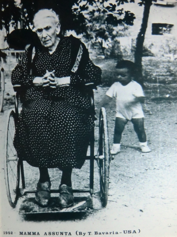 Marias Mutter in hohem Alter, als sie in den USA lebte; Foto von 1952, im Geburtshaus in Corinaldo
