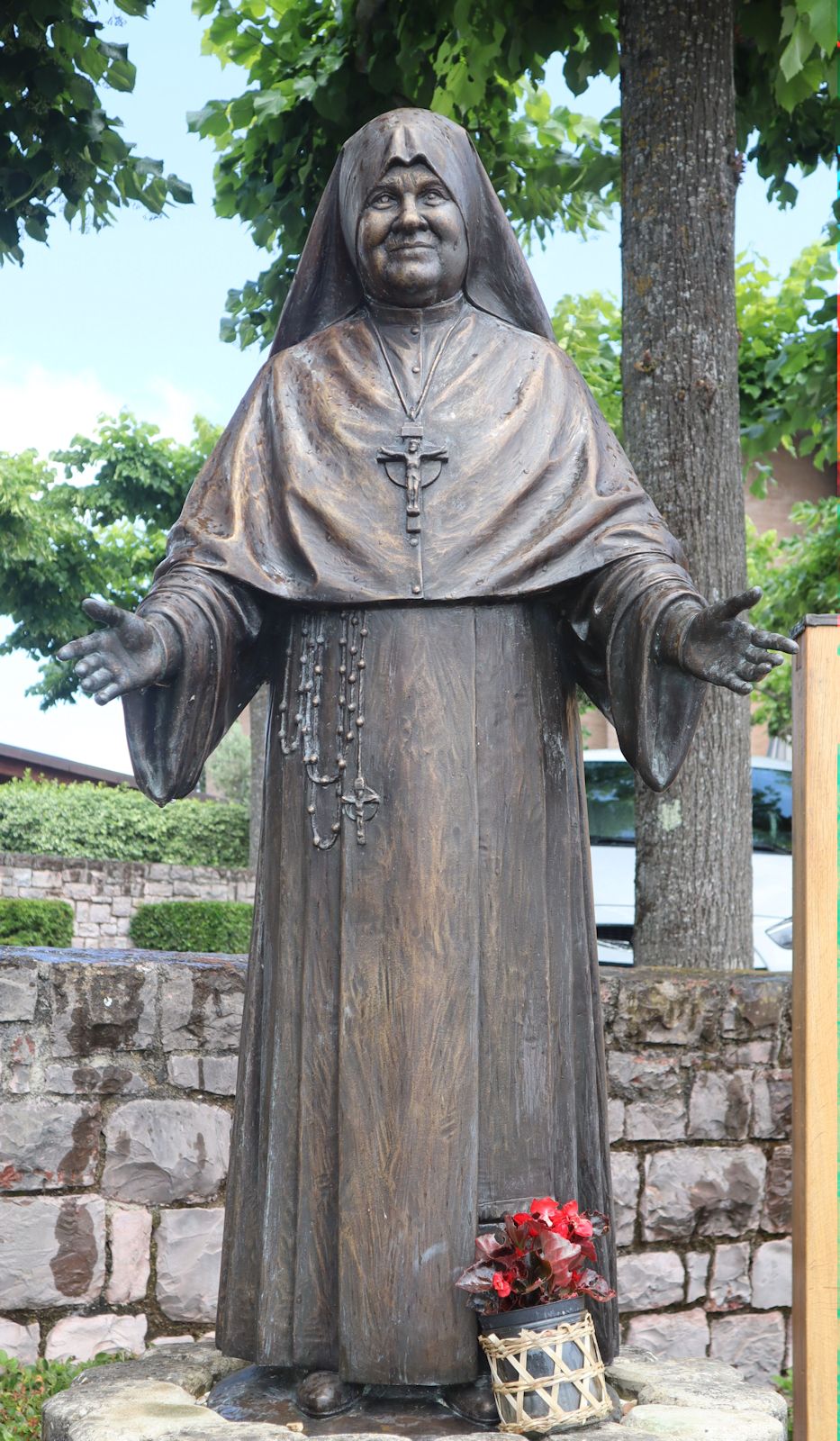 Statue vor dem Sanktuarium in Collevalenza