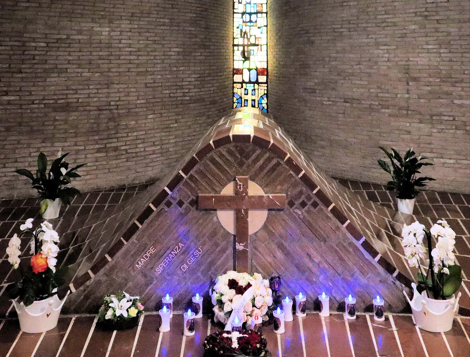 Grab von „Mutter Speranza” im Sanktuarium in Collevalenza