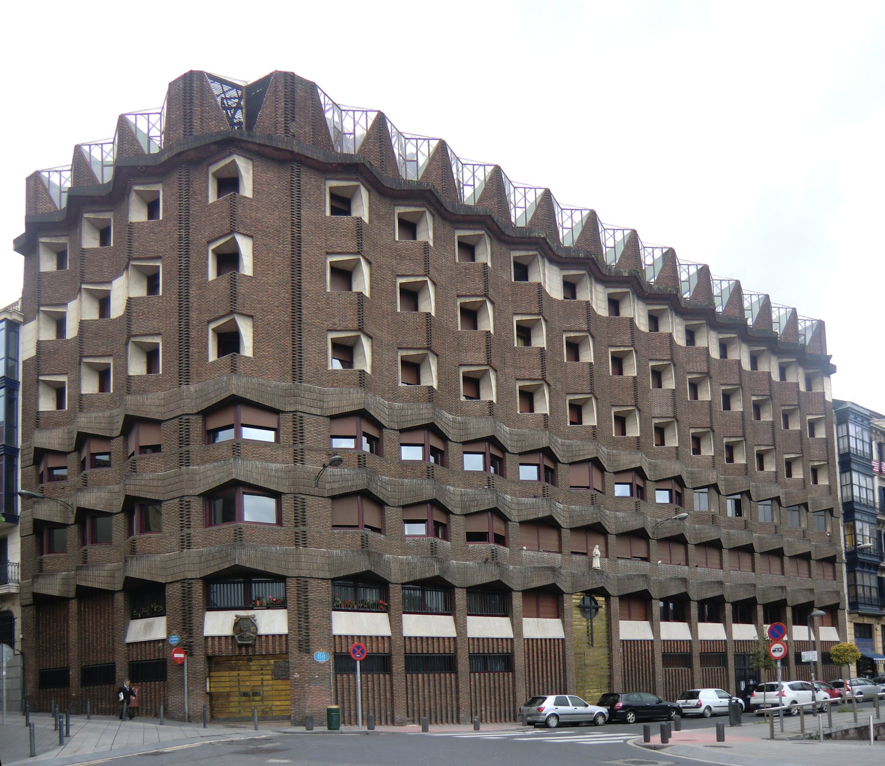 Ordenshaus mit Kirche der „Siervas de Jesús de la Caridad” in Bilbao