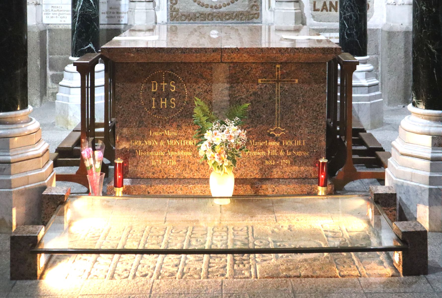 Gräber von Ludwig Maria Grignion de Montfort und Maria Luisa von Jesus, in der Ludwig Maria geweihten Kirche in Saint-Laurent-sur-Sèvre