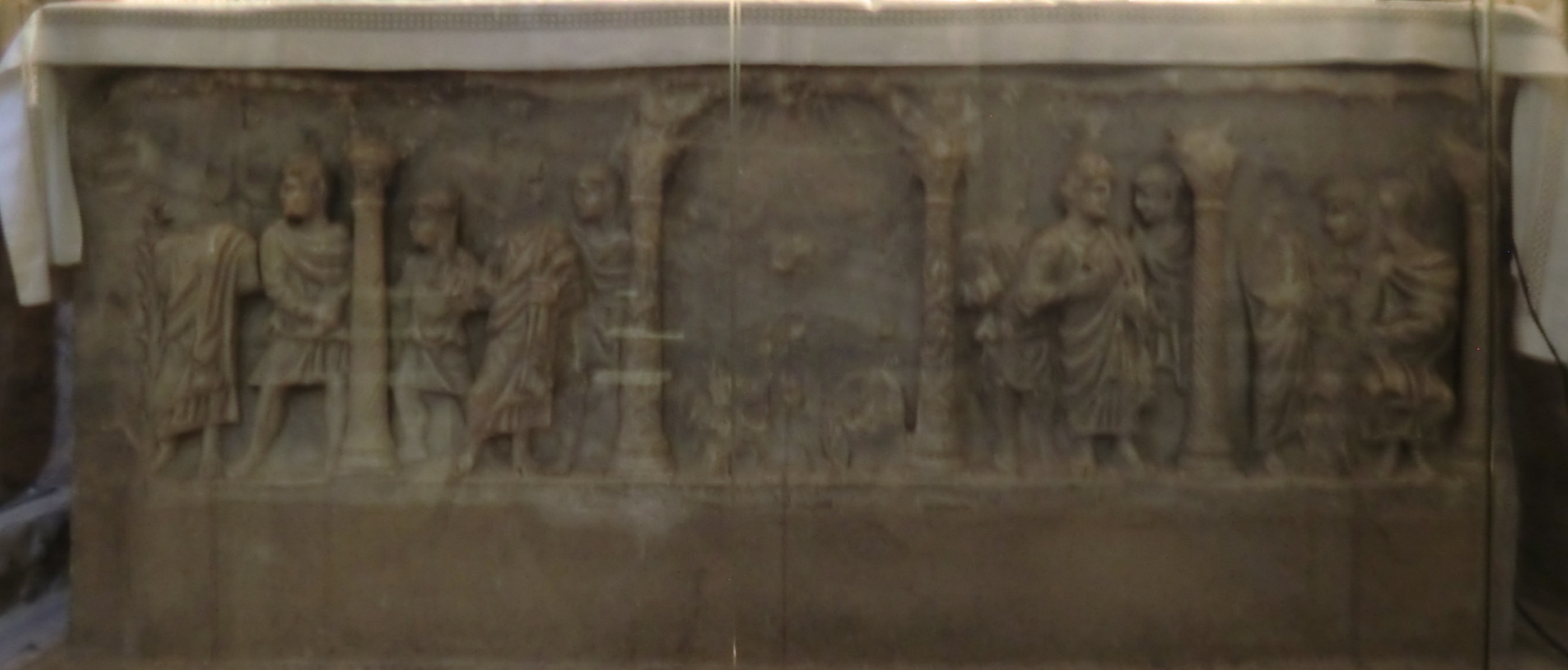 Maria Magdalenas Sarkophag in der Krypta der Basilika Ste-Madeleine, durch Pilger stark zerstört. Das Relief in der Mitte fehlt ganz, es stellte möglicherweise das Kreuz Christi dar; rechts der seine Hände in Unschuld waschende Pontius Pilatus vor Jesus, links das Martyrium von Paulus, ganz links der gefangen genommene Petrus