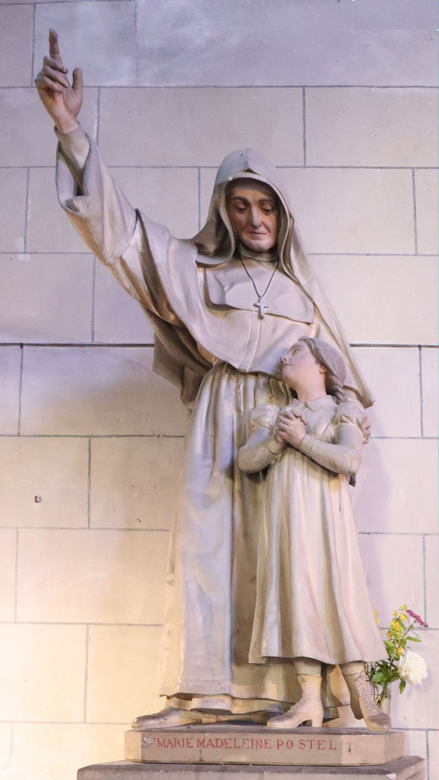 Statue in der Wallfahrtskirche La Chapelle-sur-Vire