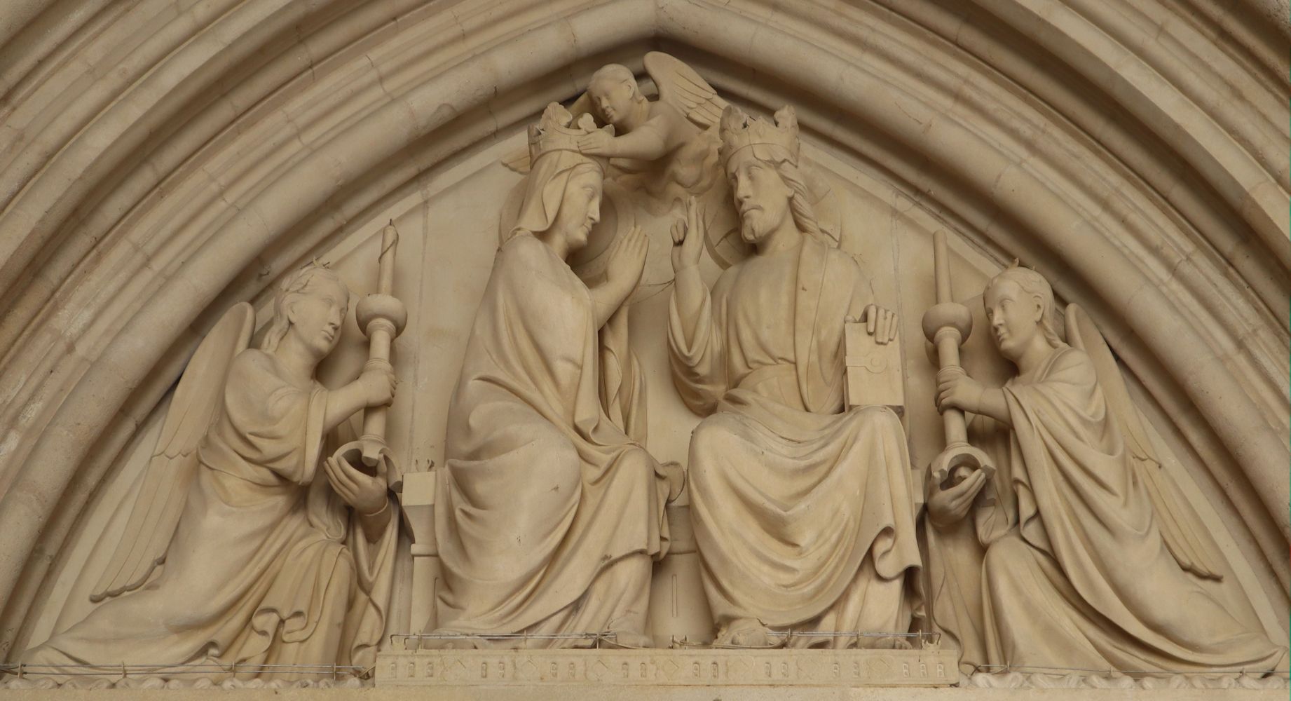 Die Krönung Mariens, Tympanon des unteren Portals der Sainte-Chapelle in Paris, rekonstuiert nach der Französischen Revolution