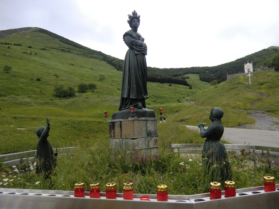 Maria und die Hirtenkinder am Ort der Erscheinung, vor dem Sanktuarium La Salette