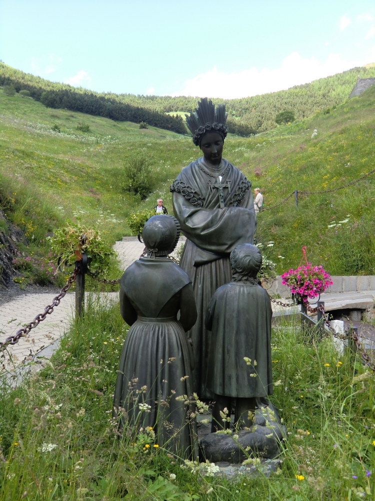 Bronzestatuen: Maria und die Hirtenkinder, an der Quelle unterhalb des Sanktuariums La Salette