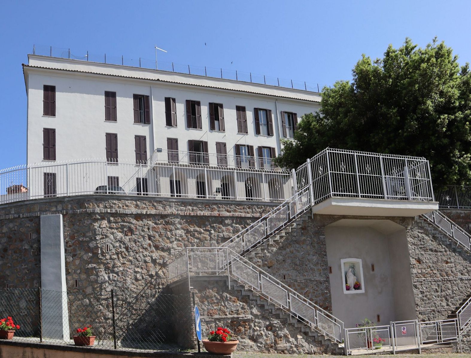 ehemaliges Kloster der „Karmelitinnen vom Göttlichen Herzen Jesu” in Rocca di Papa