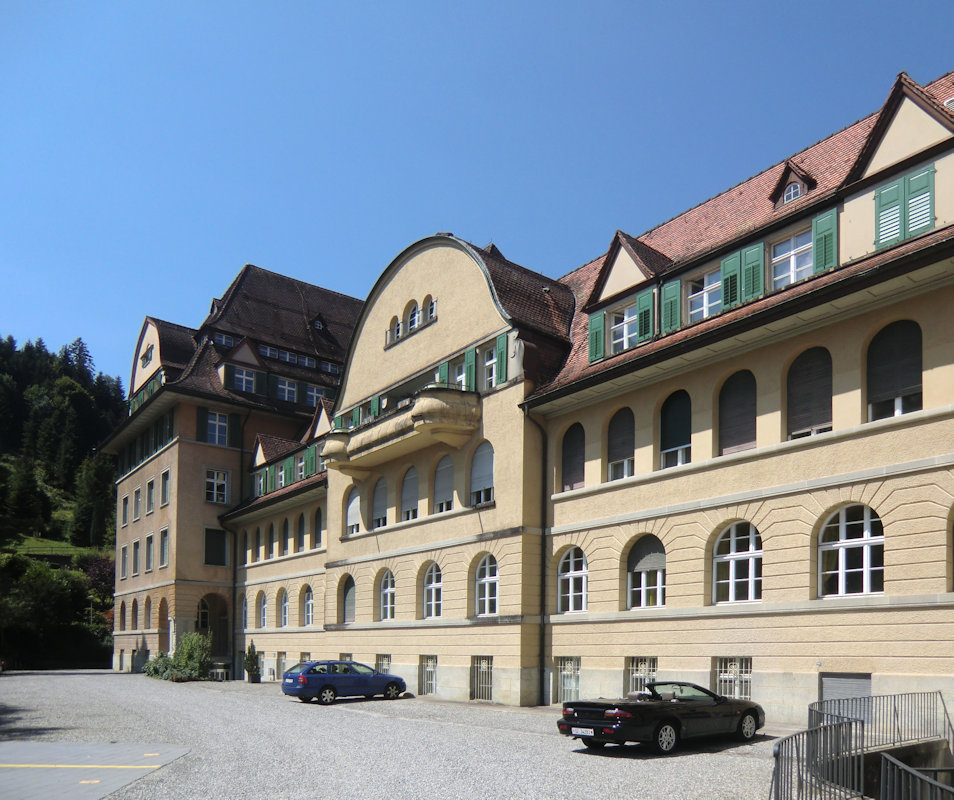 Schule und Internat „Theresianum” in den alten Klostergebäuden oberhalb der Klosterkirche in Ingenbohl