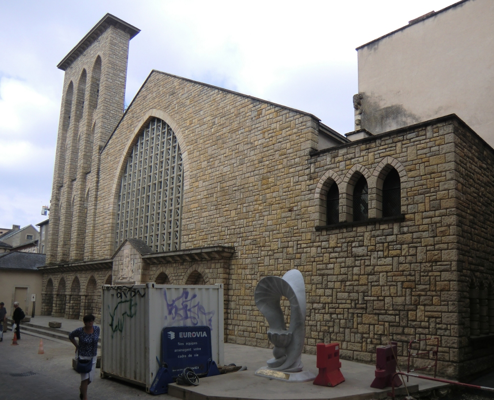 Die Ämilie de Rodat geweihte Kirche neben dem Kloster der Sœurs de la Sainte Famille in Villefranche-de-Rouergue. Sie wurde 1952 bis 1958 an der Stelle eines spätestens 1290 bestehenden und in der Französischen Revolution aufgelösten Franziskanerklosters erbaut.