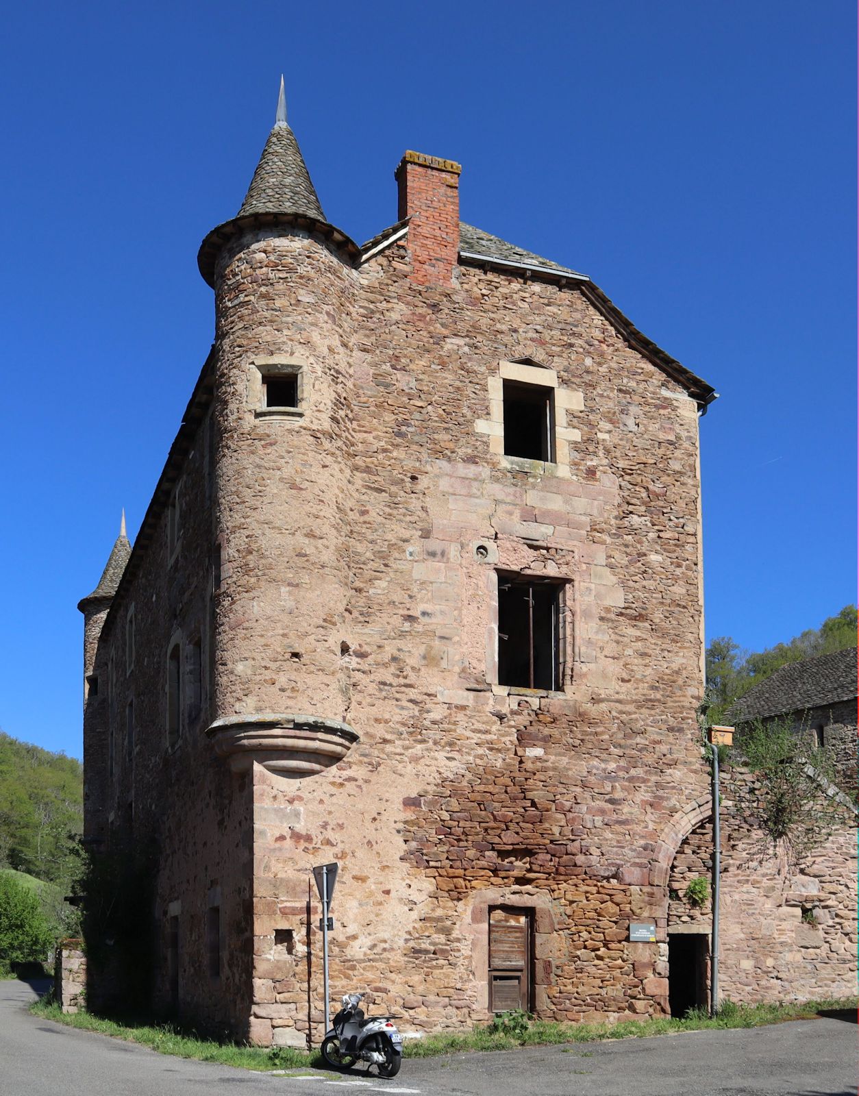 Schloss Ampiac in Druelle bei Rodez, heute ein leerstehendes Haus