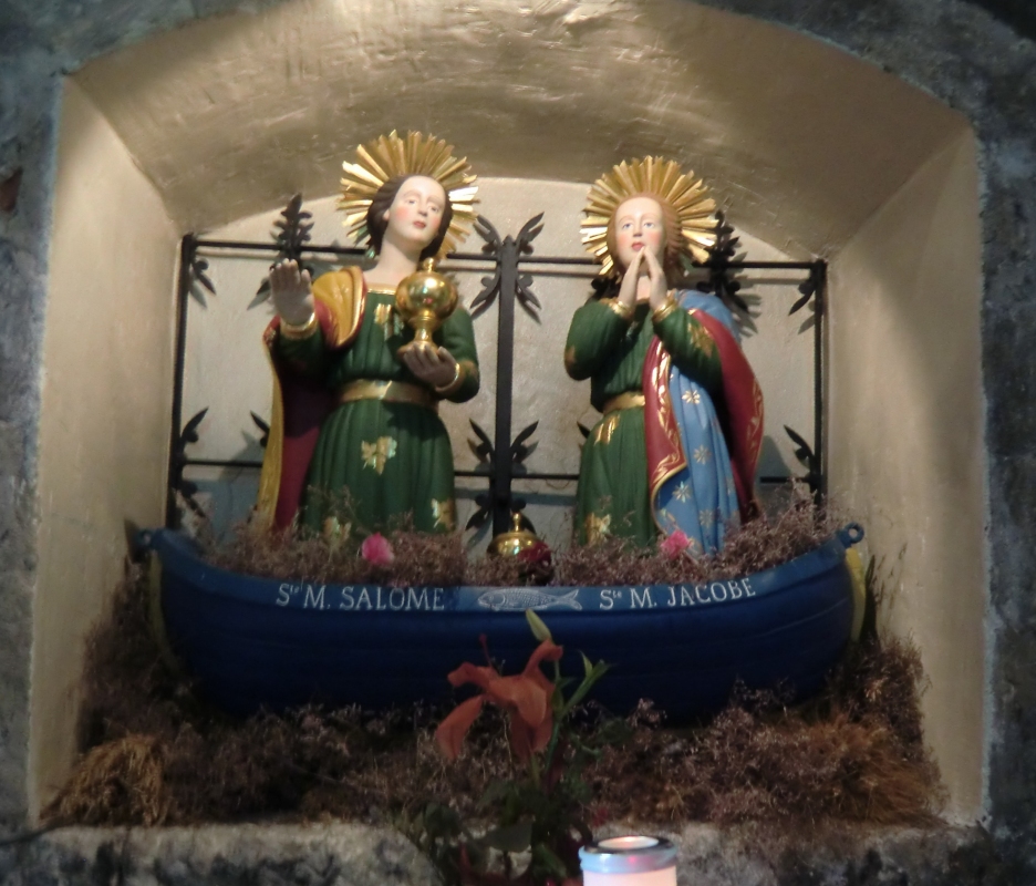 Die Statuen von Maria und (Maria) Salome mit ihrem Schiff, das bei der Prozession in Saintes-Maries-de-la-Mer ans Meer getragen wird