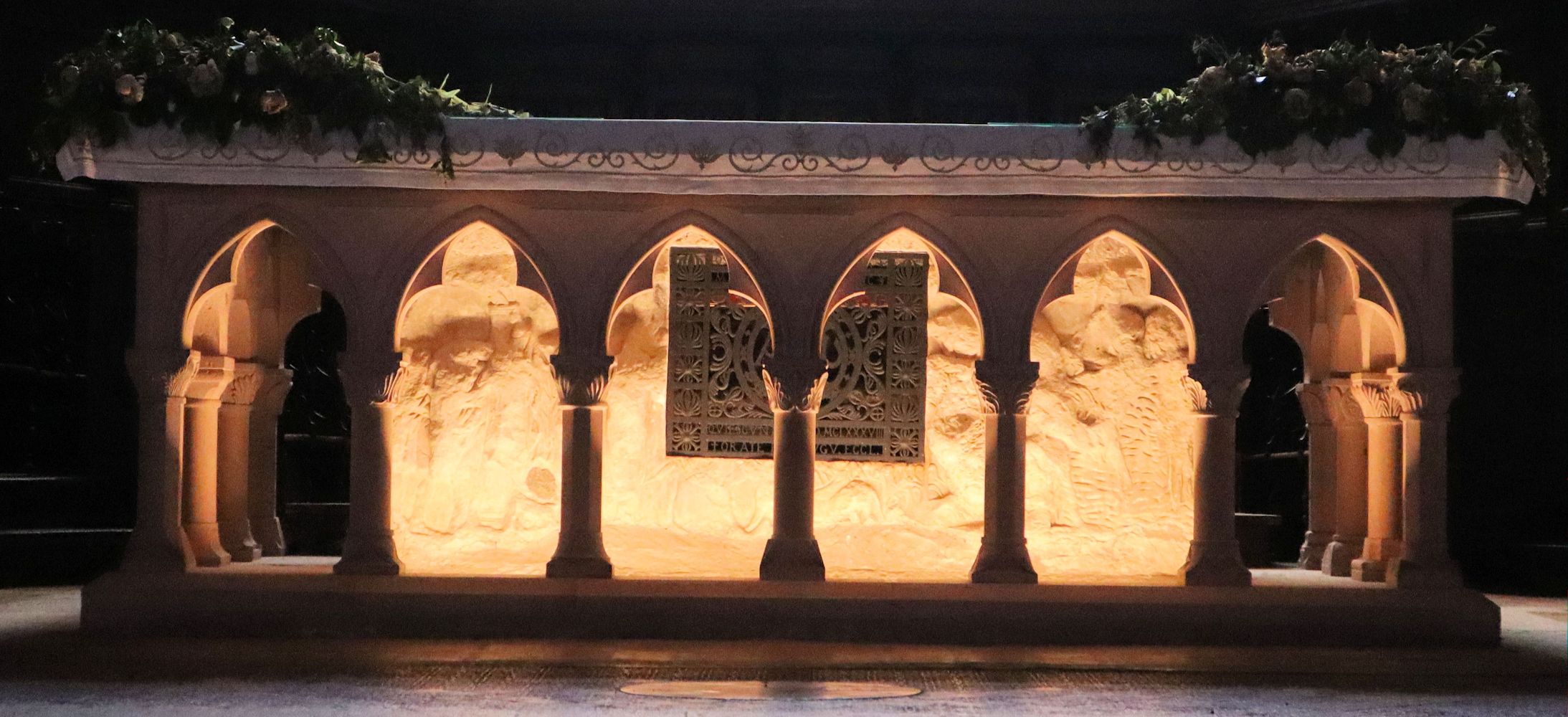 Sarkophag mit den Reliquien von Marianus und Jakobus im Altar der Kathedrale in Gubbio