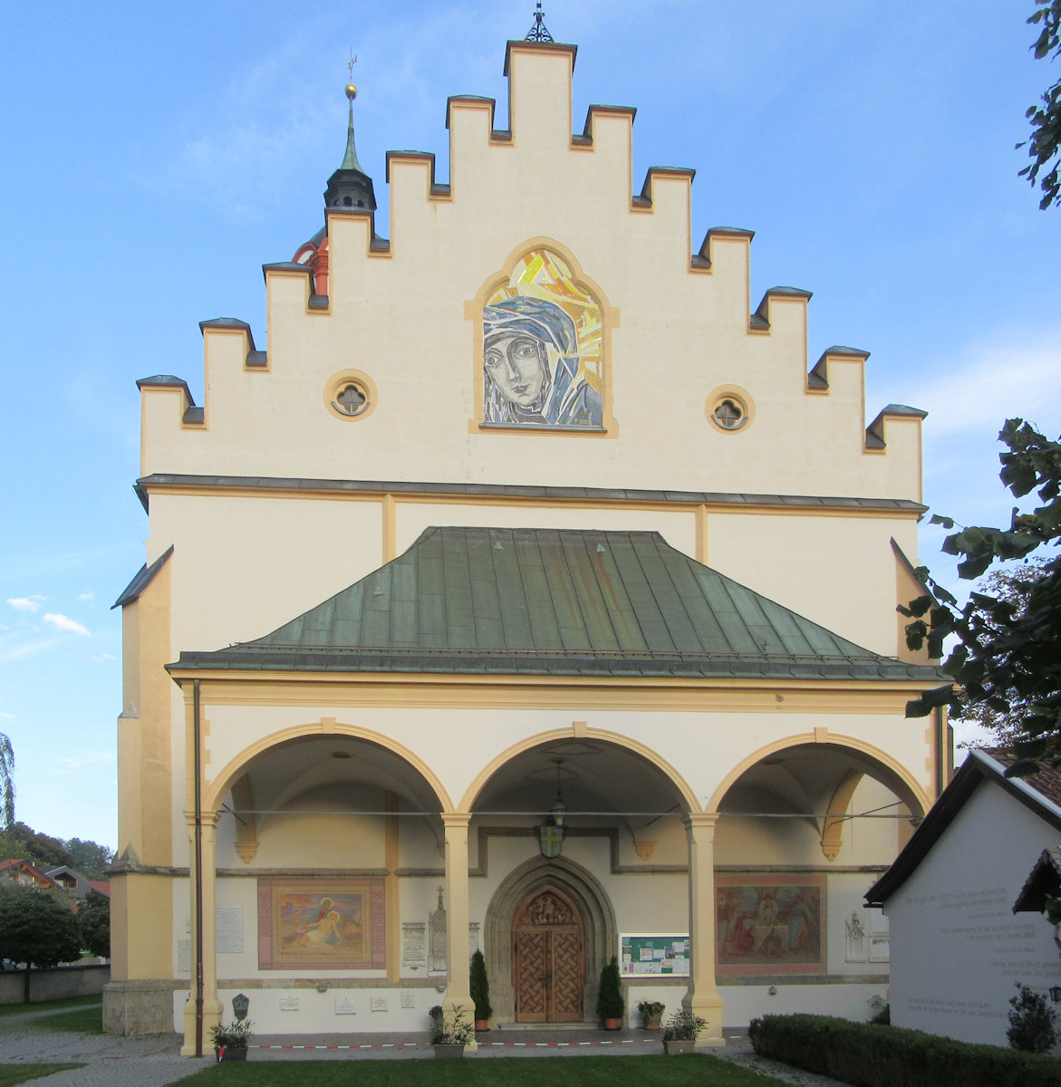 Pfarrkirche in Absam mit Nachbildung des Gnadenbildes an der Front