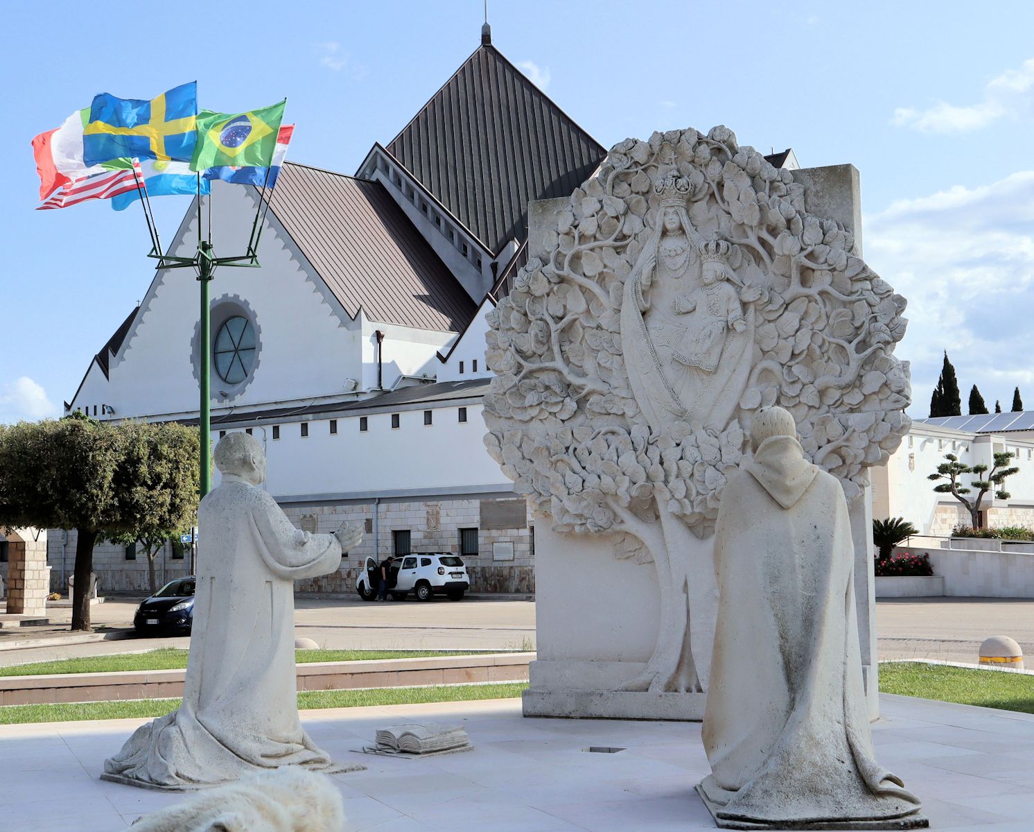 Denkmal: Ludwig Orione und Pio da Pietrelcina betend vor Marias Erscheinung, vor dem Sanktuarium Incoronata