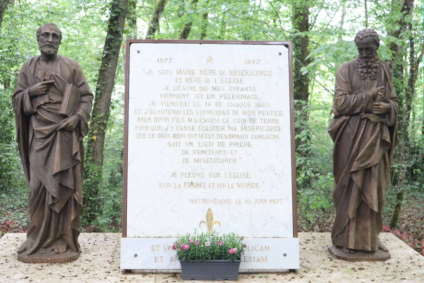 Eingang zum Ort der Erscheinungen im Wald bei Fréchou