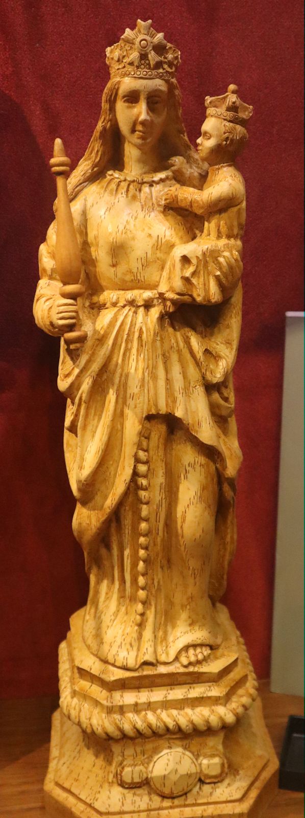Statue in der Kirche Notre-Dame in Gray