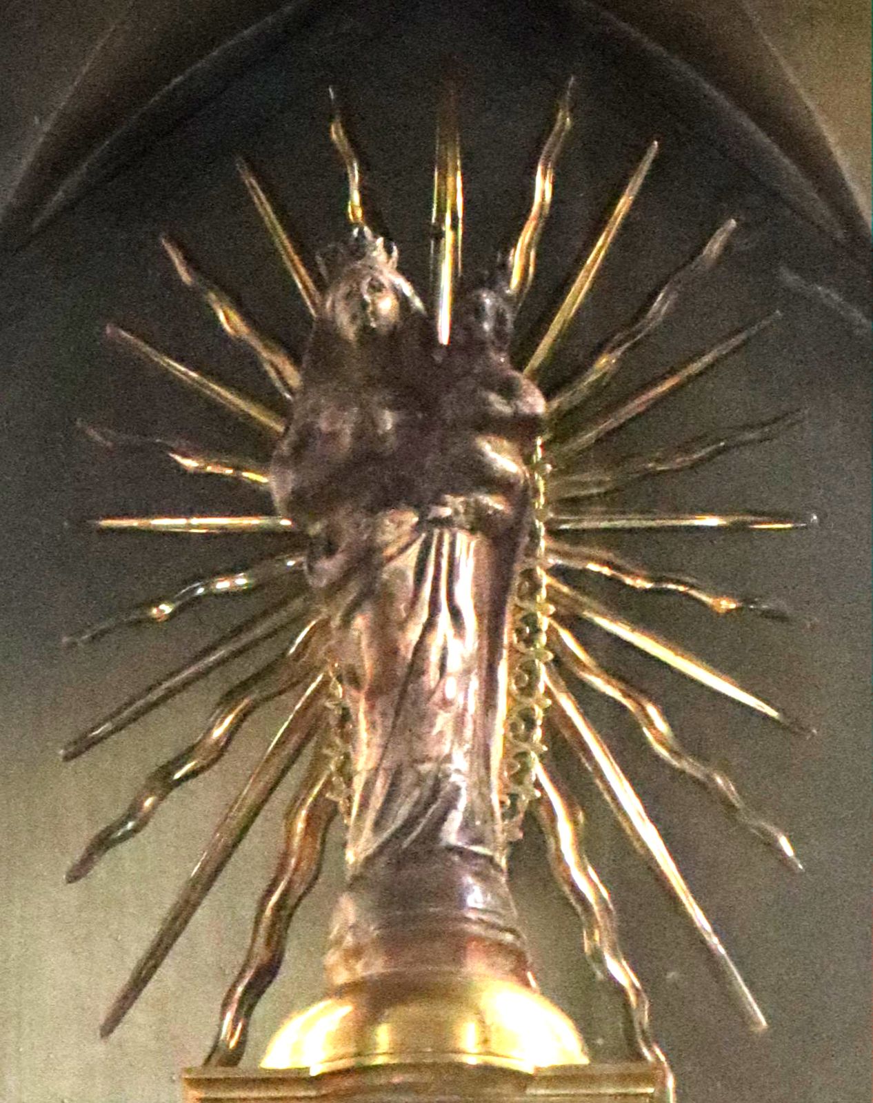 Die Statue in der Kapelle in Maisières-Notre-Dame